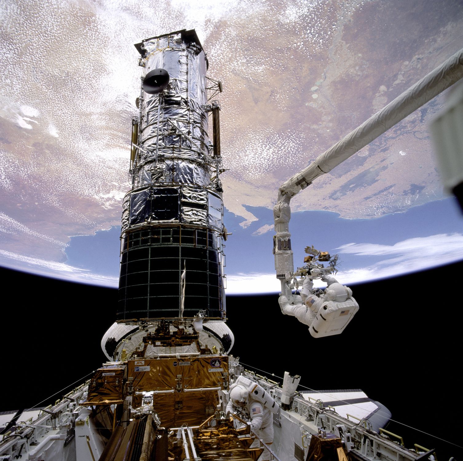 http://a405.idata.over-blog.com/3/69/76/43/histoire/Space-shuttle/GPN-2000-001085---EVA-Hubble.jpg